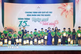 Lãnh đạo Đảng, Nhà nước và Bộ Y tế trao quà cho các bệnh nhân ung thư. (Ảnh: Trung Tuyến/TTXVN)