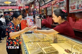 Giao dịch vàng tại cửa hàng. (Ảnh: Diệp Anh/TTXVN)