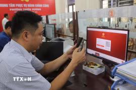 Đăng nhập cổng dịch vụ công quốc gia để giải quyết thủ tục hành chính. (Ảnh: Minh Thu/TTXVN)