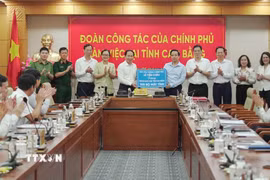 Phó Thủ tướng Lê Tiến Châu trao tặng 100 bộ máy tính cho ngành giáo dục tỉnh Cao Bằng. (Ảnh: TTXVN phát)