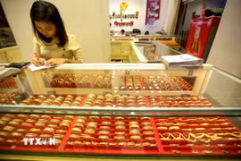 Trang sức vàng được bày bán tại tiệm kim hoàn ở Yangon, Myanmar. (Ảnh: THX/TTXVN)