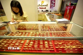 Trang sức vàng được bày bán tại tiệm kim hoàn ở Yangon, Myanmar. (Ảnh: THX/TTXVN)