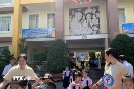 Học sinh Lớp 1 Trường tiểu học Đặng Văn Ngữ, phường Phú Nhuận, Thành phố Hồ Chí Minh, giờ tan học. (Ảnh: Hồng Đạt/TTXVN)