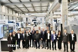 Phó Thủ tướng Nguyễn Chí Dũng tham quan Tập đoàn Công nghệ laser công nghiệp Trumpf ở thành phố Stuttgart. (Ảnh: TTXVN phát)