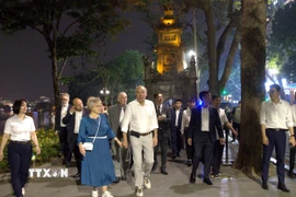 Tổng thống Hungary Sulyok Tamás và Phu nhân đi dạo tại khu vực hồ Hoàn Kiếm. (Ảnh: An Đăng/TTXVN)