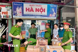 Lực lượng chức năng phát hiện và niêm phong số thuốc, thực phẩm chức năng không có nguồn gốc. (Ảnh: TTXVN phát)