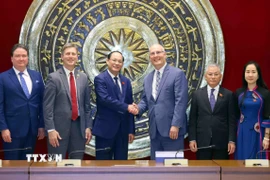 Phó Chủ tịch Quốc hội Trần Quang Phương với ông John Moolenaar, Hạ nghị sỹ bang Michigan, Hạ viện Hoa Kỳ. (Ảnh: Phạm Kiên/TTXVN)