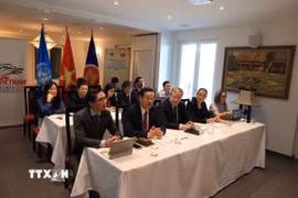 Lãnh đạo và cán bộ phái đoàn Việt Nam tại Geneva tham dự hội thảo. (Ảnh: Anh Hiển/TTXVN)