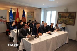 Lãnh đạo và cán bộ phái đoàn Việt Nam tại Geneva tham dự hội thảo. (Ảnh: Anh Hiển/TTXVN)