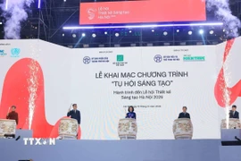 Các đại biểu thực hiện nghi lễ khai mạc Chương trình “Tụ hội sáng tạo.” (Ảnh: Hoàng Hiếu/TTXVN)