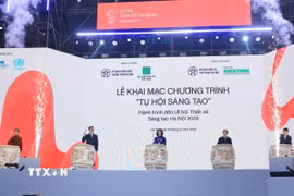 Các đại biểu thực hiện nghi lễ khai mạc Chương trình “Tụ hội sáng tạo.” (Ảnh: Hoàng Hiếu/TTXVN)