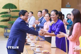 Thủ tướng Phạm Minh Chính gặp mặt đại diện các nhà giáo tiêu biểu toàn quốc. (Ảnh: Dương Giang/TTXVN)