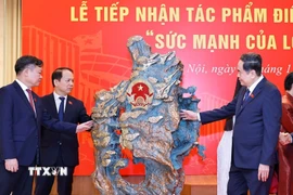 Lễ tiếp nhận tác phẩm điêu khắc ánh sáng “Sức mạnh của lòng dân”