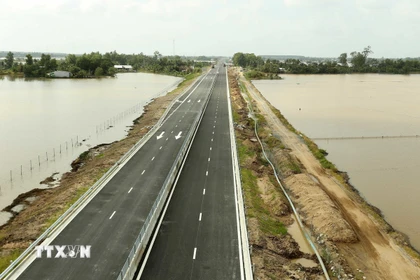 Tuyến chính Dự án đường bộ cao tốc Bắc-Nam phía Đông đoạn Cần Thơ-Cà Mau qua địa bàn xã Vĩnh Tường, thành phố Cần Thơ. (Ảnh: Duy Khương/TTXVN)