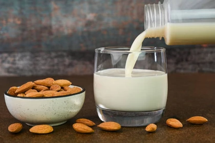 Sữa hạt hạnh nhân. (Ảnh: Getty images)
