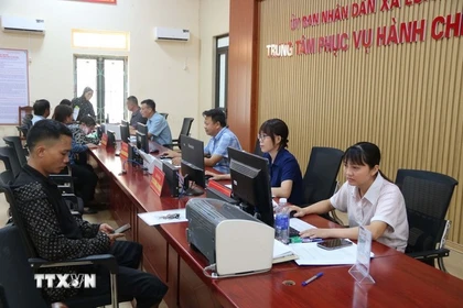 Hoạt động tại Trung tâm Phục vụ hành chính công xã Long Hưng (tỉnh Hưng Yên). (Ảnh: Thu Hoài/TTXVN)