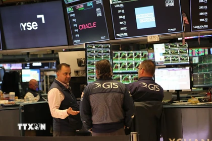 Hoạt động tại sàn giao dịch chứng khoán New York, Mỹ. (Ảnh: THX/TTXVN)