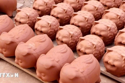 Những chú heo đất dễ thương được phơi khô dưới nắng, chờ vào lò nung. (Ảnh: Huyền Trang/TTXVN)