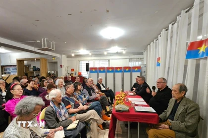 Hội Hữu nghị Pháp - Việt (AAFV) và Hội người Việt Nam tại Pháp (UGVF) đã tổ chức hội thảo kỷ niệm 50 năm chiến thắng 30/4/1975 tại trụ sở của UGVF ở phố Petit Musc, Quận 4, Thủ đô Paris. (Ảnh: Đào Dũng/TTXVN)