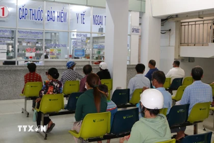 Bệnh nhân chờ nhận thuốc bảo hiểm y tế tại Bệnh viện đa khoa Bạc Liêu. (Ảnh: Tuấn Kiệt/TTXVN)