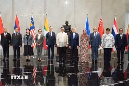 Thứ trưởng Ngoại giao Đặng Hoàng Giang (thứ năm, từ trái sang), Trưởng SOM ASEAN-Việt Nam, tham dự Hội nghị. (Ảnh: TTXVN phát)