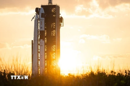 Tên lửa đẩy Falcon 9 của SpaceX trên bệ phóng tại Trung tâm vũ trụ Kennedy ở Florida, Mỹ. (Ảnh: )THX/TTXVN