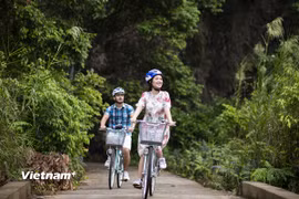 Du khách quốc tế trải nghiệm điểm đến Việt Nam. (Ảnh: CTV/Vietnam+)