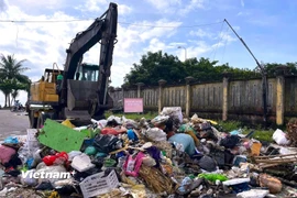 Ủy ban Nhân dân phường Sơn Trà, thành phố Đà Nẵng tổ chức dọn dẹp rác thải xà bần, giá hạ tập kết sai quy định. (Ảnh: PV/Vietnam+) 