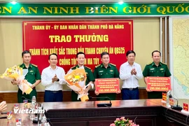 Thành ủy - Ủy ban Nhân dân thành phố Đà Nẵng khen thưởng đột xuất Ban Chuyên án QB525. (Ảnh: Thanh Phong/Vietnam+)