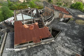 Cận cảnh mái nhà của dự án khu hỏa tảng Hội An bị bỏ hoang chỉ còn trơ khung. (Ảnh: Thanh Phong/Vietnam+)