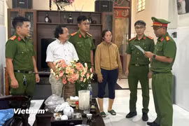 Công an đọc lệnh tạm giữ 2 trong 3 đối tượng vận chuyển, buôn bán động vật quý hiếm. (Ảnh: Công an Đà Nẵng cung cấp)