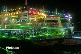 Tàu du lịch trên sông Hàn, thành phố Đà Nẵng.