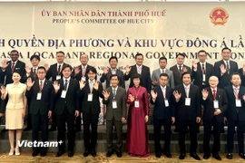 Các đại biểu tham dự Hội nghị "Chính quyền địa phương và khu vực Đông Á" lần thứ 14 chụp hình chung. (Ảnh: Thanh Phong/Vietnam+)