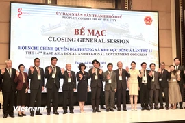Các đại biểu chụp hình chung tại buổi bế mạc Hội nghị "Chính quyền Địa phương và Khu vực Đông Á” lần thứ 14. (Ảnh: Thanh Phong/Vietnam+)