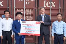 Ông Oleg Shloma, Tham tán Đại sứ, Phó Đại sứ, Đại sứ quán Cộng hoà Belarus tặng bảng tượng trưng cho ông Lê Văn Bảo, Phó Chủ tịch Ủy ban nhân dân tỉnh Quảng Trị. (Ảnh: Thanh Phong/Vietnam+)