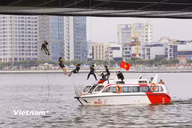 Diễn tập cảnh đu dây từ cầu Rồng. (Ảnh: PV/Vietnam+)
