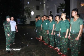 Gần 1h sáng ngày 30/10, Đại tá Trần Hữu Ích – Chỉ huy trưởng Bộ Chỉ huy Quân sự thành phố Đà Nẵng ban hành lệnh khẩn cấp điều động lực lượng cơ động cứu dân trong đêm. (Ảnh: PV/Vietnam+)