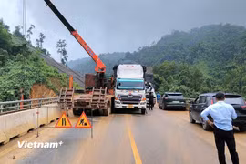 Tai nạn khiến cao tốc La Sơn - Hòa Liên ách tắc nhiều giờ liền. (Ảnh: PV/Vietnam+)