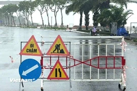 Chính quyền phường Hải Châu nhanh chóng tổ chức cảnh báo và hạn chế giao thông khu vực đường Như Nguyệt. (Ảnh: Thanh Phong/Vietnam+)