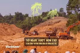 Đoàn công tác kiểm tra thực tế công trường dự án xây dựng trường liên cấp tại xã miền núi Đắc Pring, Đà Nẵng. (Ảnh: Thanh Phong/Vietnam+)