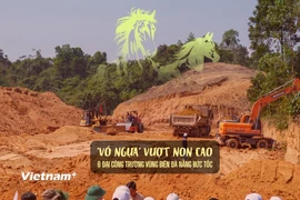 Đoàn công tác kiểm tra thực tế công trường dự án xây dựng trường liên cấp tại xã miền núi Đắc Pring, Đà Nẵng. (Ảnh: Thanh Phong/Vietnam+)