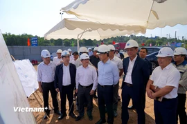 Ban quản lý dự án báo cáo tiến độ triển khai thi công dự án nút giao thông Quốc lộ 14B với cao tốc Đà Nẵng - Quảng Ngãi. (Ảnh: Thanh Phong/Vietnam+)