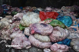 Lượng lớn nguyên liệu mỡ động vật bốc mùi hôi thúi được phát hiện. (Ảnh: Công an Đà Nẵng)