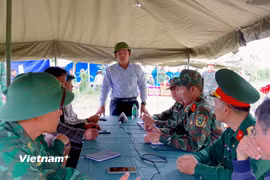 Phó Chủ tịch Ủy ban nhân dân thành phố Đà Nẵng Trần Nam Hưng (đứng giữa) chỉ đạo các lực lượng tại Sở Chỉ huy tiền phương. (Ảnh: PV/Vietnam+)