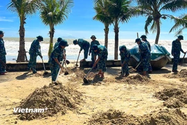 Do ảnh hưởng của cơn bão số 13, ngành Đường sắt đã phải chuyển tải hành khách, du khách. (Ảnh: PV/Vietnam+)