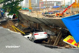 "Hố tử thần" đột ngột xuất hiện trên tuyến đường Nguyễn Công Trứ, thành phố Đà Nẵng. (Ảnh: Thanh Phong/Vietnam+)