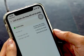 Nhờ ứng dụng VNeID, thông tin khu vực bầu cử và khả năng đăng ký thay đổi địa điểm bầu cử được các sinh viên thực hiện nhanh chóng. (Ảnh: Thanh Phong/Vietnam+)