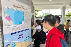 Trong khuôn khổ các hoạt động của ngày hội "Di sản văn hóa biển", triển lãm biển đảo Việt Nam thu hút nhiều em học sinh tham quan, tìm hiểu. (Ảnh: Thanh Phong/Vietnam+)