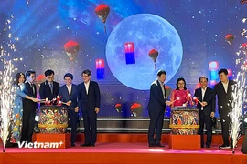 Các đại biểu đánh trống khai mạc Lễ hội Việt Nam - Hàn Quốc thành phố Đà Nẵng 2025 tại Công viên Biển Đông. (Ảnh: Thanh Phong/Vietnam+)