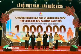 Từ trái qua, 3 vị khách Hàn Quốc thứ 999.999 (ngoài cùng), 1.000.000 (thứ 3) và 1.000.001 (thứ 6) đến du lịch Đà Nẵng. (Ảnh: Thanh Phong/Vietnam+)